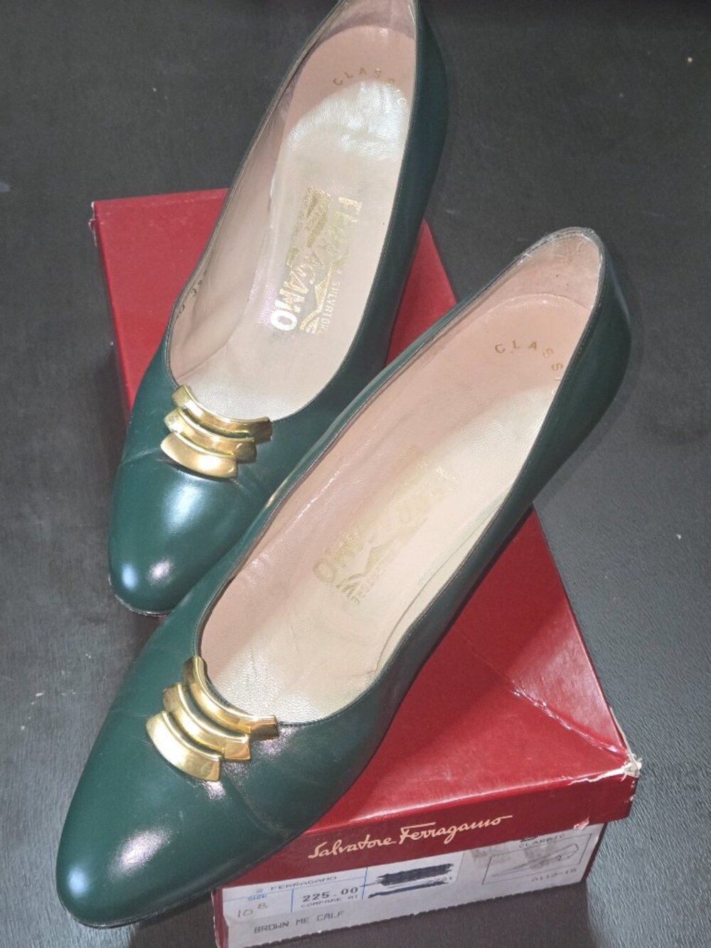 Vintage Salvatore Ferragamo Green Leather Pumps with Gold Accent - Picture 7 of 7